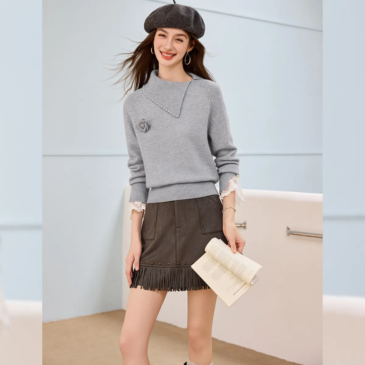 LOUISYAO Strickpullover mit Spitzenbesatz, 2025, Herbst-/Winterpullover, 3D-Blumen, schräger Kragen, gestrickter Pullover, sanftes Patchwork-Strickoberteil