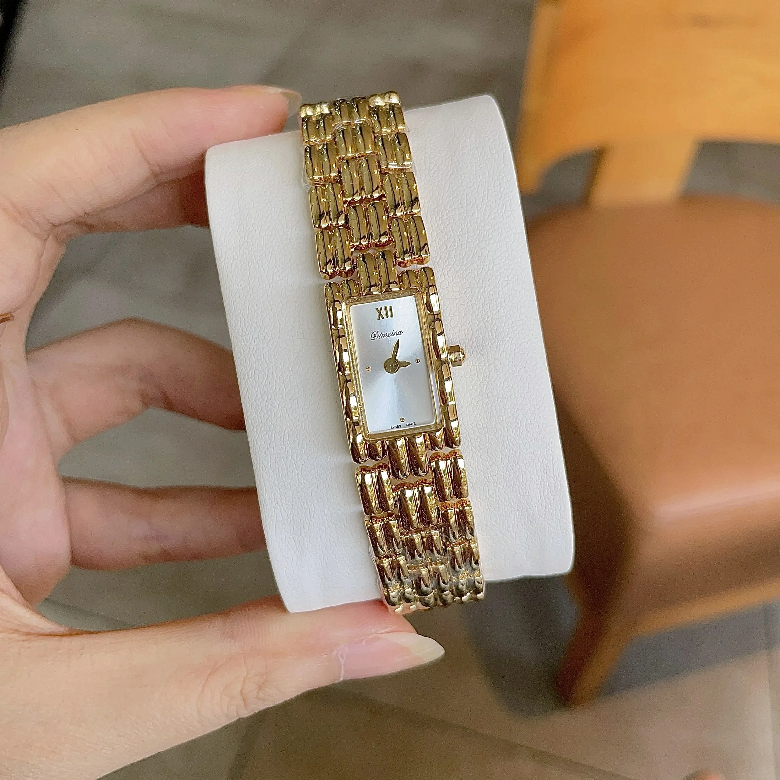 

New retro women's watch, simple and elegant, light luxury, vintage small sugar cube style bracelet gold watch, clock accessory.