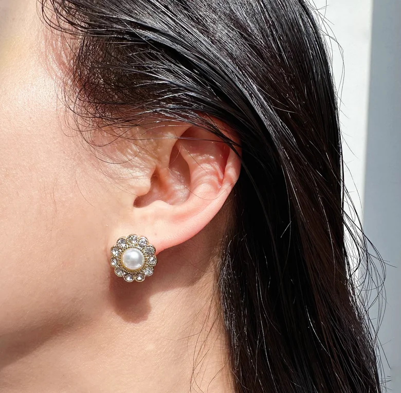 

Original foreign trade jewelry retro small luxury temperament Pearl flower small earrings flash drill exquisite earrings.