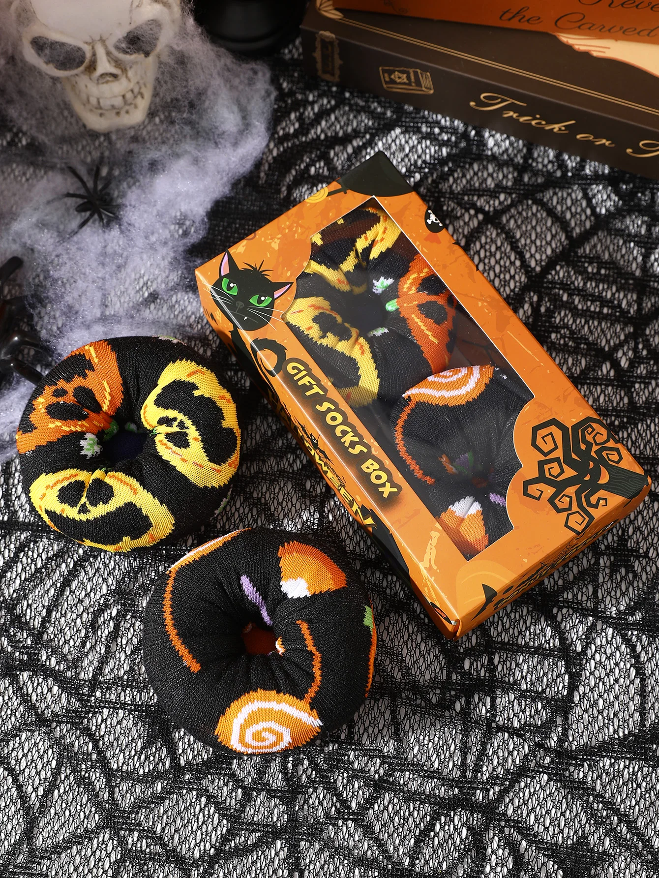 ユニークで創造的なデザインの男性用と女性用の同じ靴下が 2 足、ドーナツの形をした、楽しいハロウィーンやその他のホリデーギフトです。