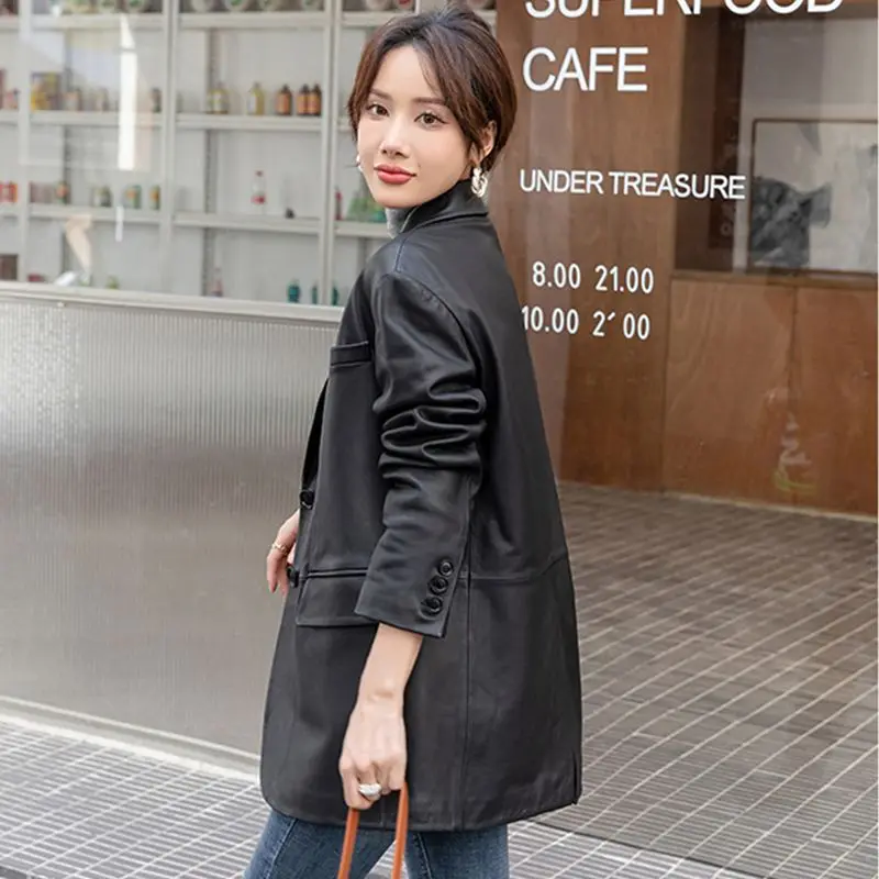 سترة جلدية غير مقسمة للنساء 2025 سترة واقية فضفاضة مستوردة جديدة من الجلد المغسول بياقة بدلة