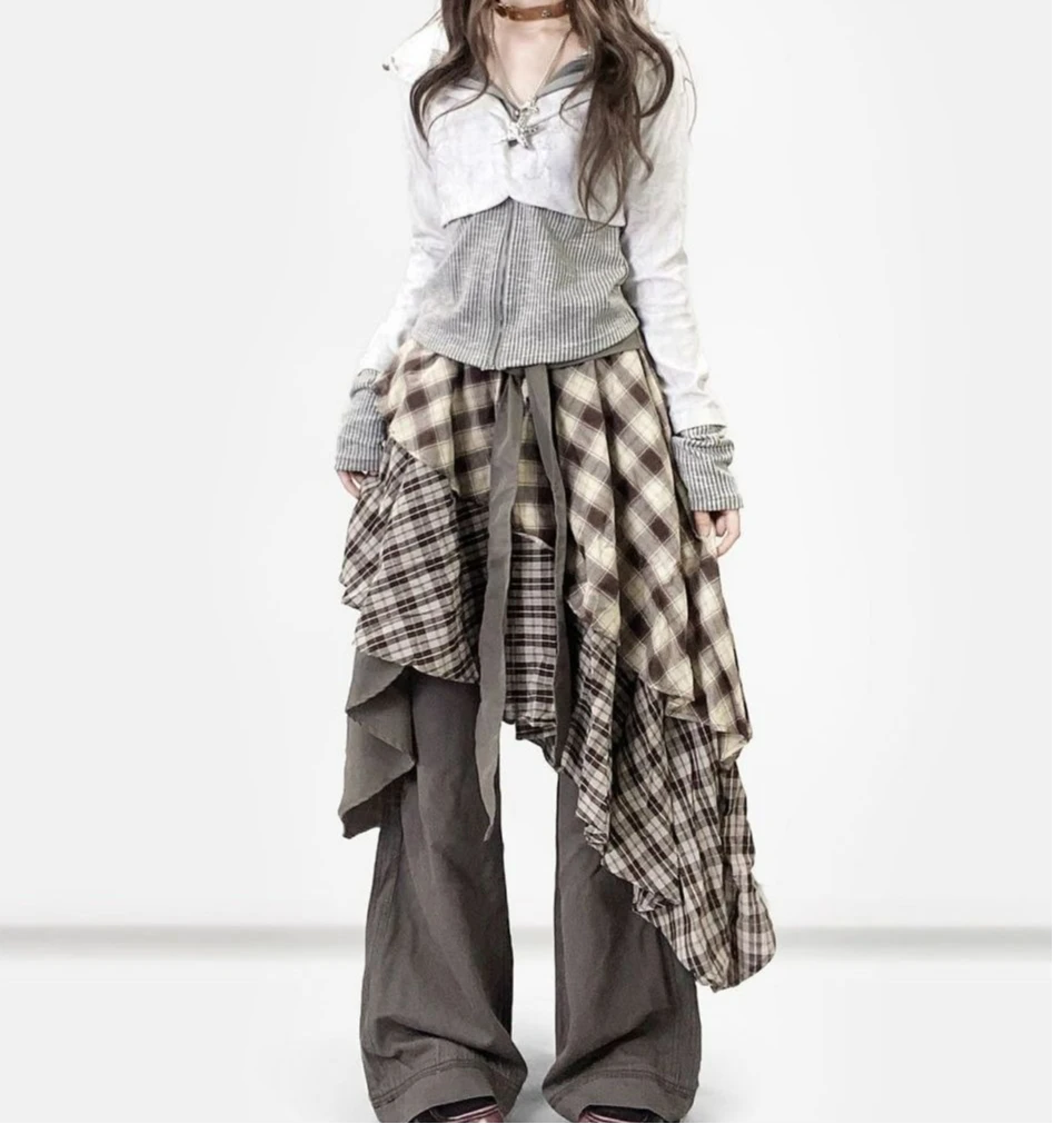 Gonna a trapezio a media lunghezza al ginocchio, a balze, con orlo a balze e patchwork a quadri marroni retrò