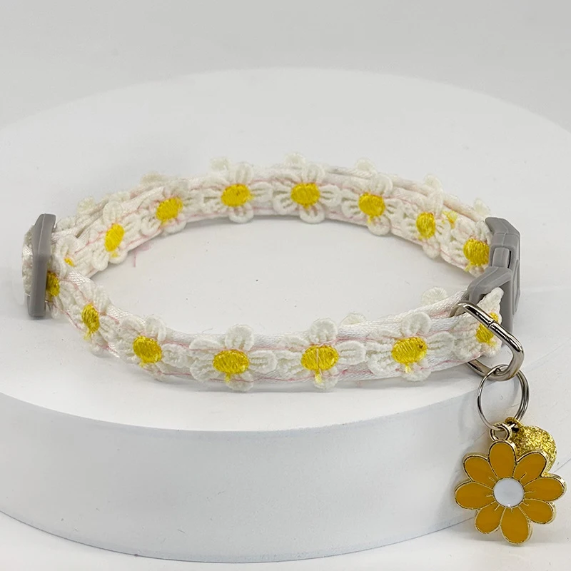 Colorful lace flower pet collar with pendant bell, high-end cat collar that is gentle and does not strangle the neck