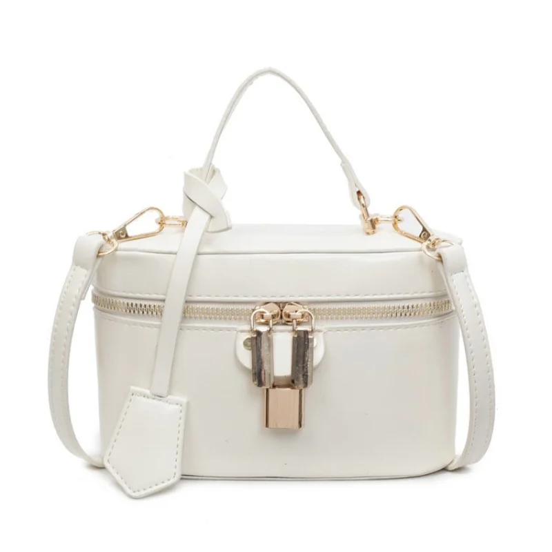 

Fashionable Quilted Handbag With Diamond Stitching And Chain Strap Timeless Luxe Appearance