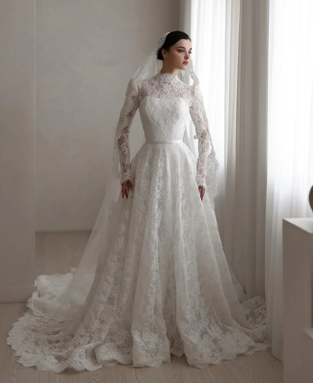

Customized White Lace Classic Wedding Dress Elegant Temperament Dreamy Zipper Back Bridal Gowns Long Sleeves High Collar Gowns