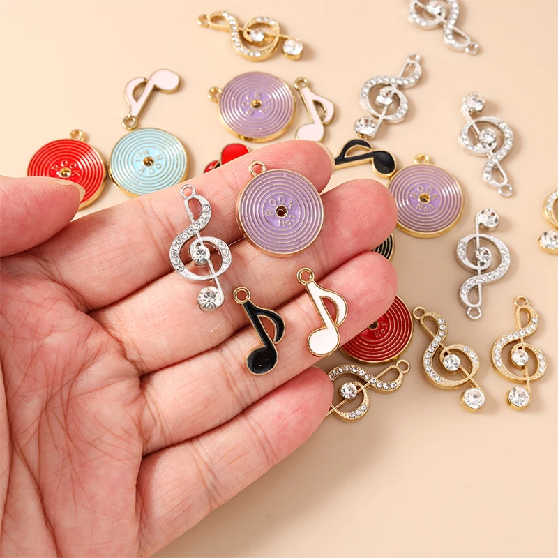 20 Stück niedliche, gemischte Emaille-Anhänger in Form von Musiknoten und Schallplatten zum Basteln von Ohrringen, Anhängern, Halsketten, Armbändern, DIY-Bastelarbeiten und Schmuckaccessoires. – Detail 2