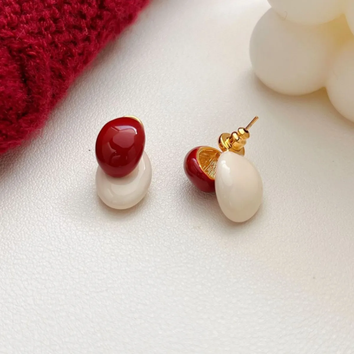 Simple red and white color matching water drop earrings, high-end earrings for women, versatile earrings for commuting