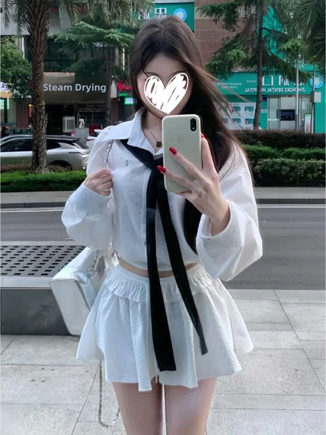 

Корейский студенческий стиль: женский комплект из рубашки с длинным рукавом и белым воротником и юбки с завышенной талией, облегающий крой, весна 2026, модный повседневный наряд