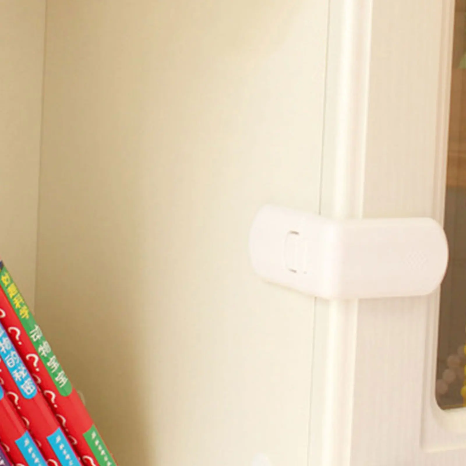 10 قطع من أقفال أمان الأطفال، سهلة الفتح ومتينة، مزالج خزانة لاصقة للأدراج والثلاجة، أقفال بيضاء مقاومة للأطفال