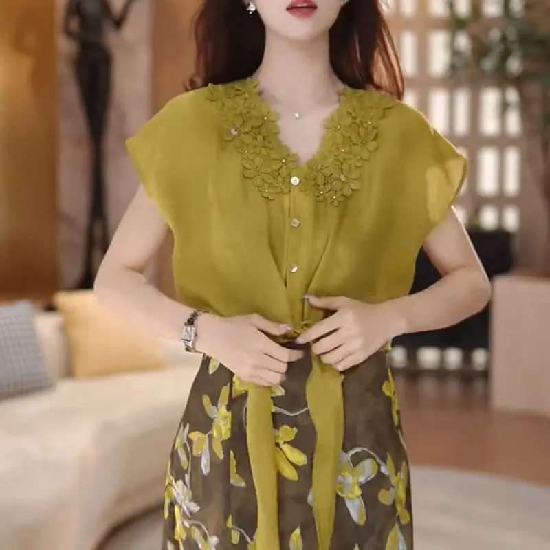 

French Retro Style V-Neck 3D Floral Shirt Women's Spring Summer New Design Lightweight Short Sleeve Top