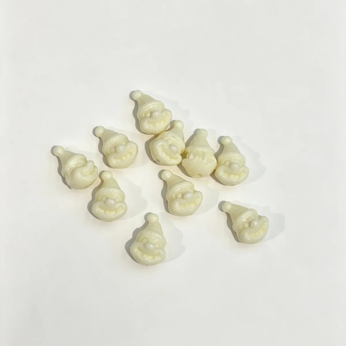 20pcs White Shell Beads Carving Cartoon Clown Shape Charms With Hole For Jewelry Making Diy Necklace Bracelet Earrings Accessory