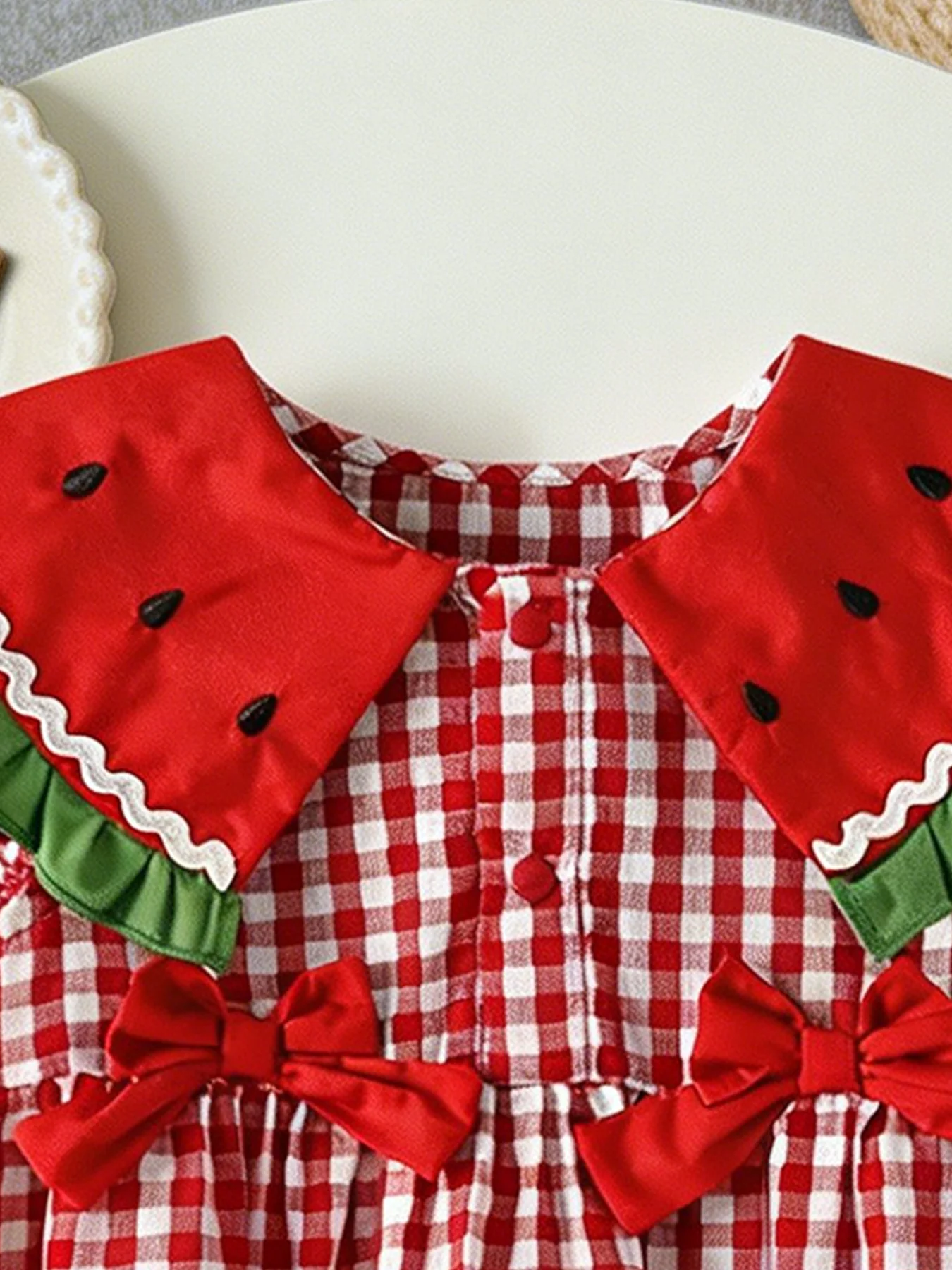 Mädchen-Strampler mit Wassermelonenkragen und Schleife, rot-weiß kariert, ärmellos, niedlicher Baby-Strampler mit Fruchtprint für Sommerpicknicks – Detail 8