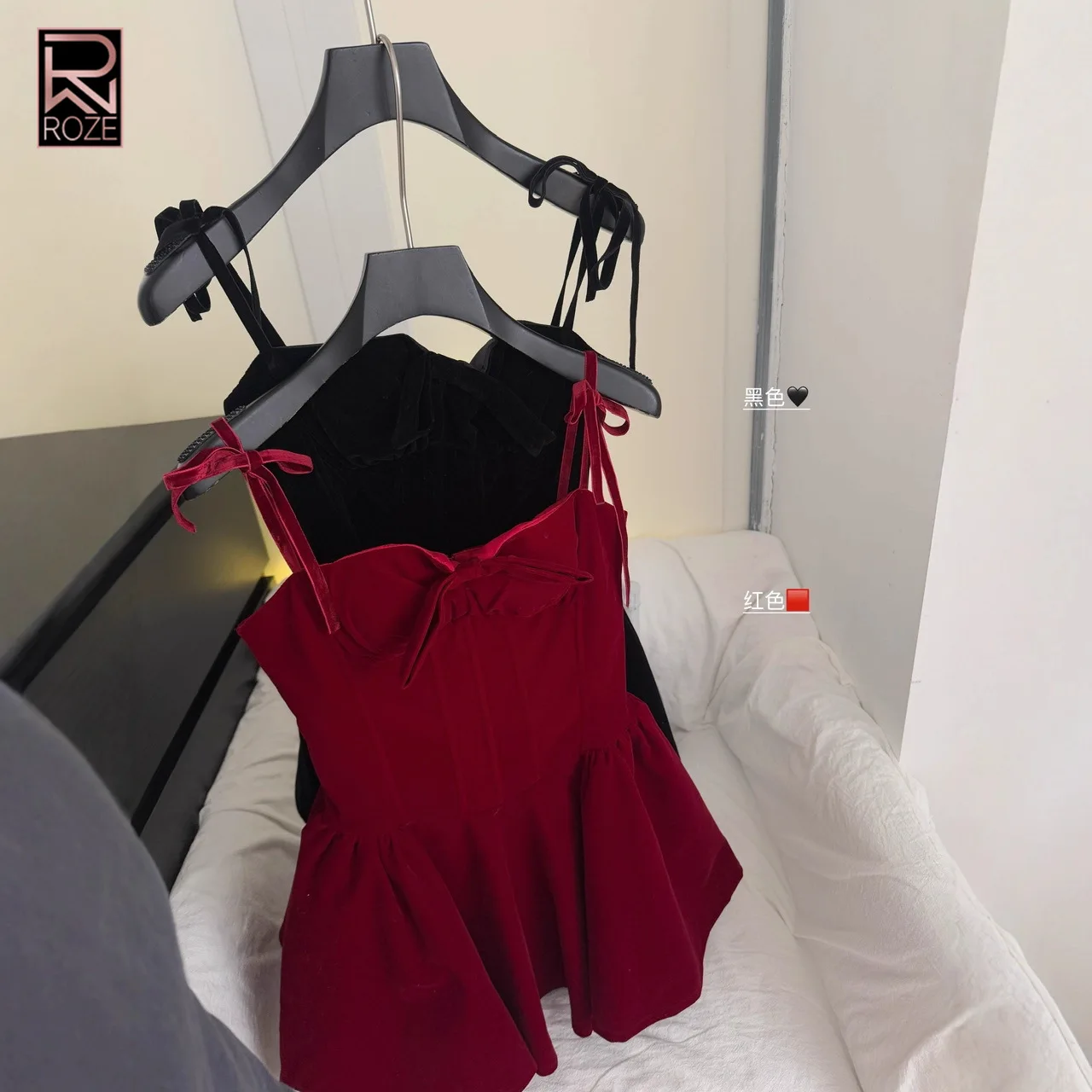 ROZE Factory Direct 2026 Modna Sukienka Mini w Kolorze Burgundowym z Wiązaniem na Ramiączkach - Gorset z Wycięciem w Kształcie Kokardy i Rozkloszowana Spódnica Damska na Imprezy, Wydarzenia i Specjalne Okazje