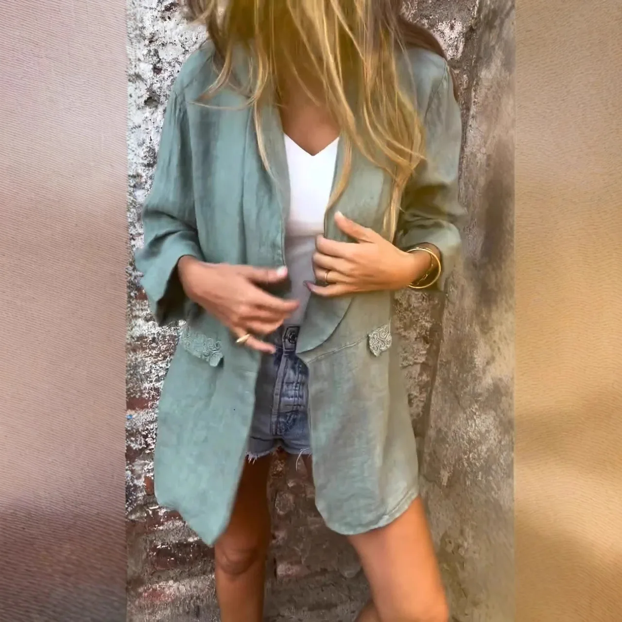 เสื้อเบลเซอร์ผู้หญิงทรงหลวมสไตล์ลำลองแฟชั่นฤดูร้อนปี 2025  มีกระเป๋า ปกเสื้อแบบปกเชิ้ต ดีไซน์หรูหรา ตัดต่อผ้าสไตล์สตรีทแฟชั่น เสื้อคลุมคาร์ดิแกน