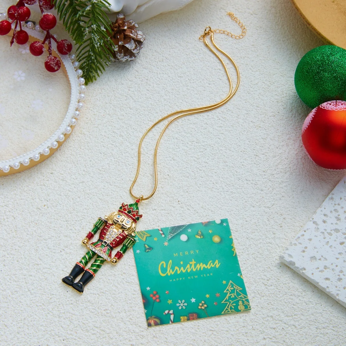 Weihnachtlicher Nussknacker-Soldaten-Anhänger, Halskette für Damen, Strass-Emaille-Charm, verstellbare Schlangenkette, Festtags-Schmuck – Detail 11