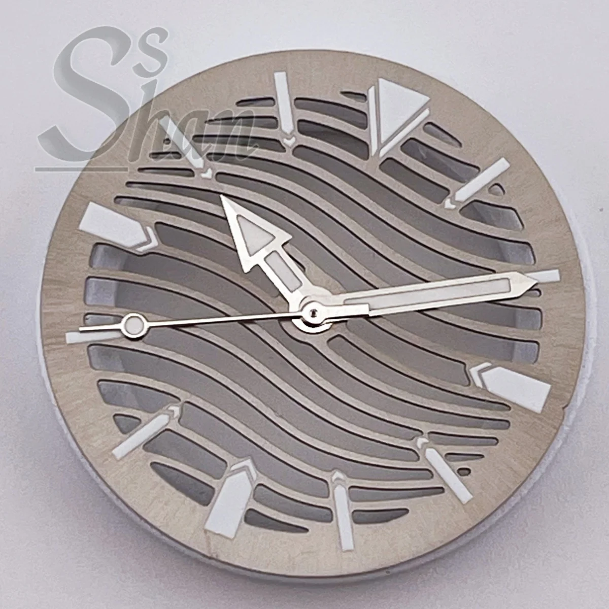 Das 29-mm-Skelett mit skelettiertem Zifferblatt ist in Schwarz, Blau, Grün und Silber C3-Lumineszenz erhältlich, geeignet für die NH70-NH72-Uhrwerke