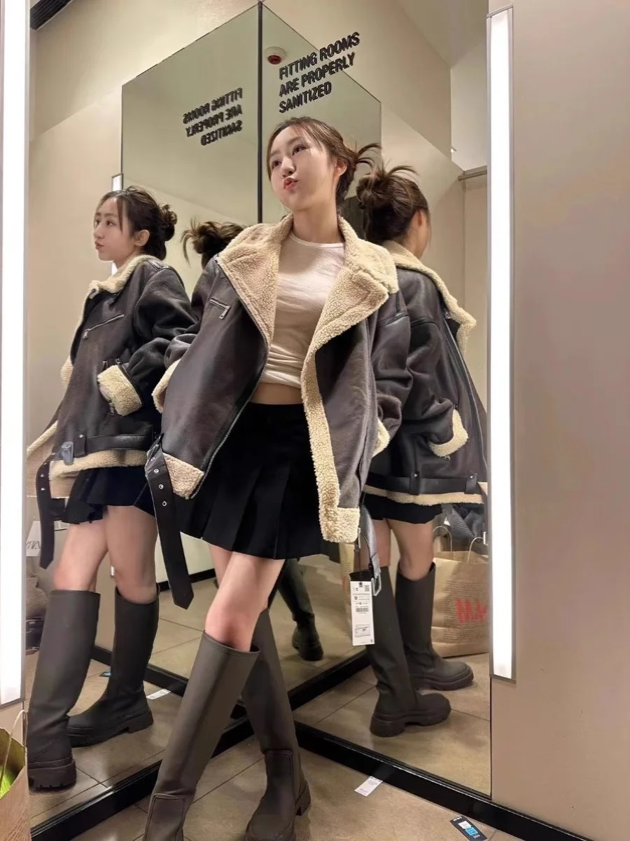 سترة نسائية على طراز راكبي الدراجات النارية ذات وجهين، مصنوعة من الجلد والفرو المدمج، موضة خريف وشتاء جديدة 2025