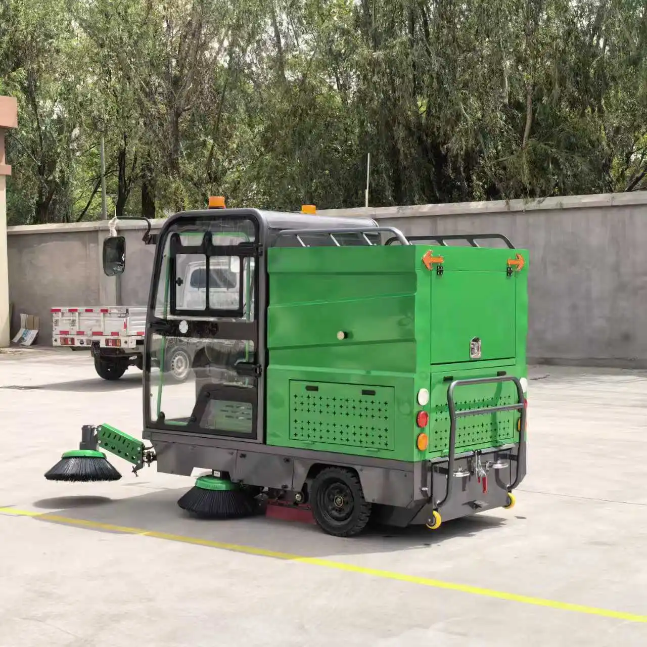Small 3-Wheel Fully Enclosed Battery-Electric New Motor Ride-On Road Sweeper | Municipal Sanitation Cleaning Machine Global Free