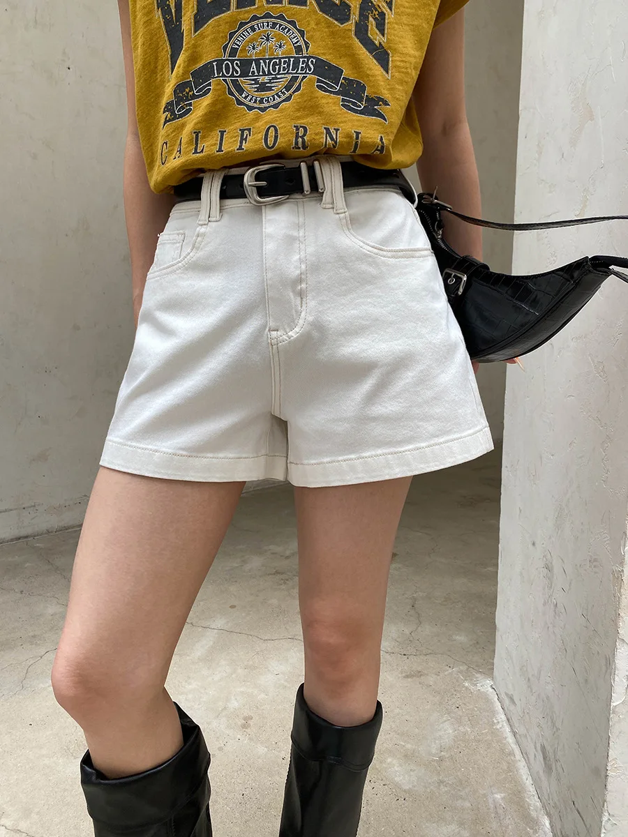 Sommerliche Damen-Casual-Shorts aus Denim in einfarbigem Design mit weitem Bein und A-Linie, figurschmeichelnd und als Hotpants geeignet. – Detail 10