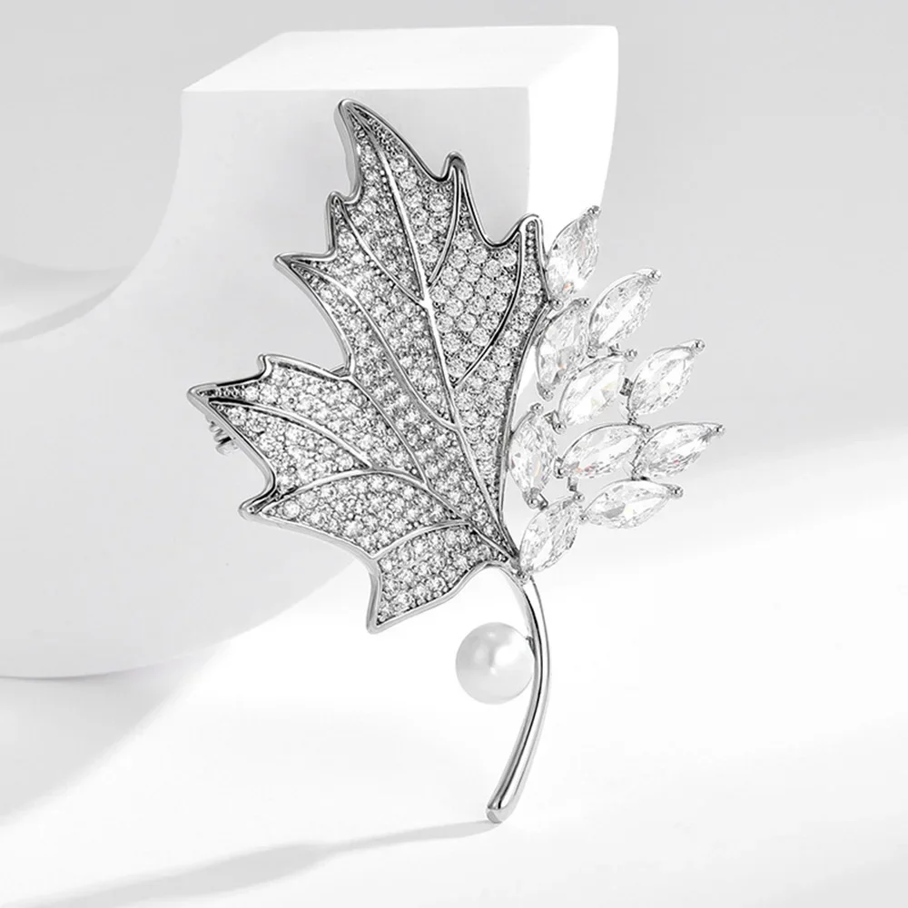 

Luxurious Rhinestone Maple Leaf Brooch for Women Elegant Pearl Zircon Inlaid Corsage Wedding Badge Pin Clothing Accessories