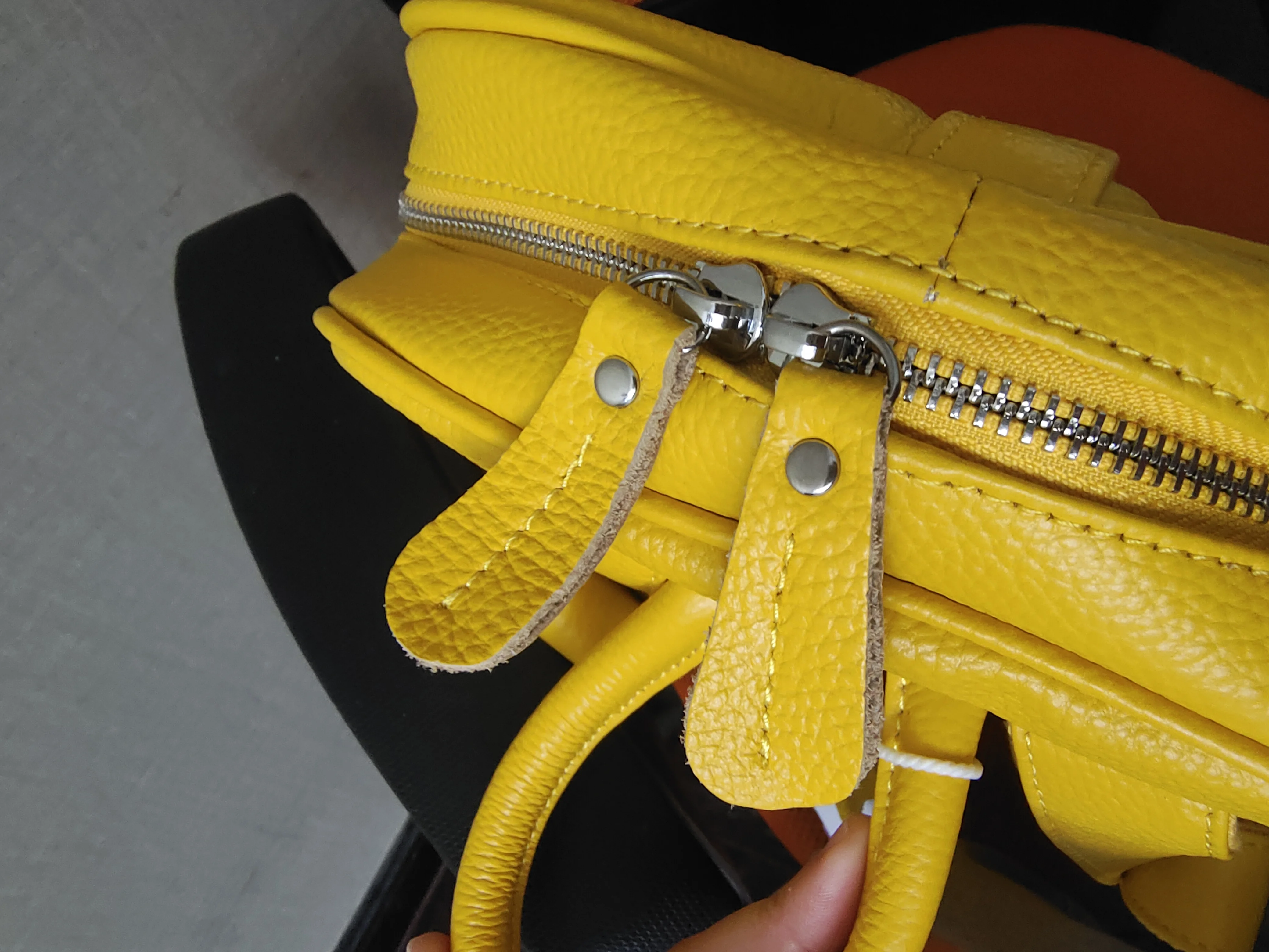 Zency Damen-Rucksack aus 100% Echtleder, Modischer Bronze-Rucksack mit Großer Kapazität und Vielen Taschen, Einfacher Tagesrucksack für die Arbeit – Detail 2