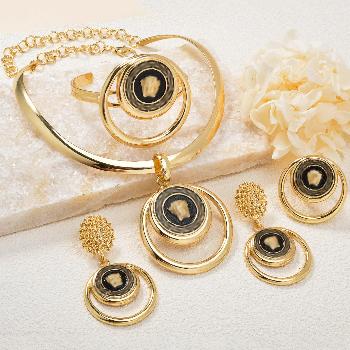 4pcs New Women's Jewelry Set Exaggerated Lion Portrait Shining Flower Large Round Pendant Necklace Party and Banquet Wearing view 3