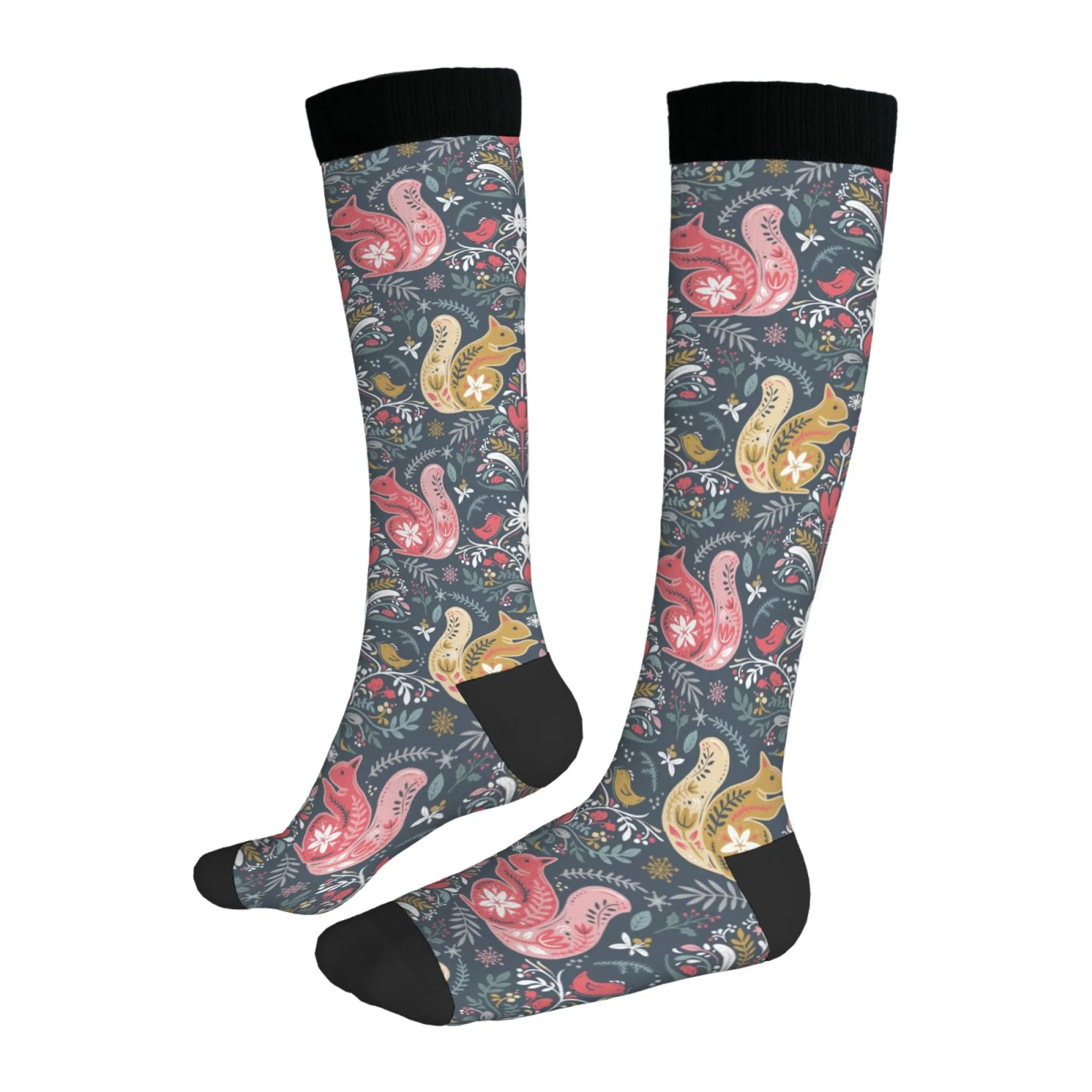 Geschenkwürdige künstlerische Folk-Kniestrümpfe in Dunkelgrau mit bezaubernden Eichhörnchen und Blumen im Folk-Stil. Einzigartiges Geschenk für Kunstliebhaber