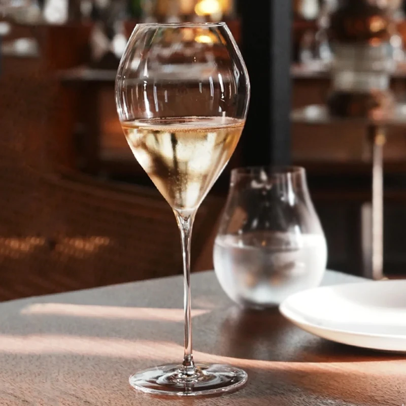 Ultradünne Kristall-Rotweingläser, Champagnerflöten, funkelnde Likörkelche, Glastasse für feines Essen und Feiern