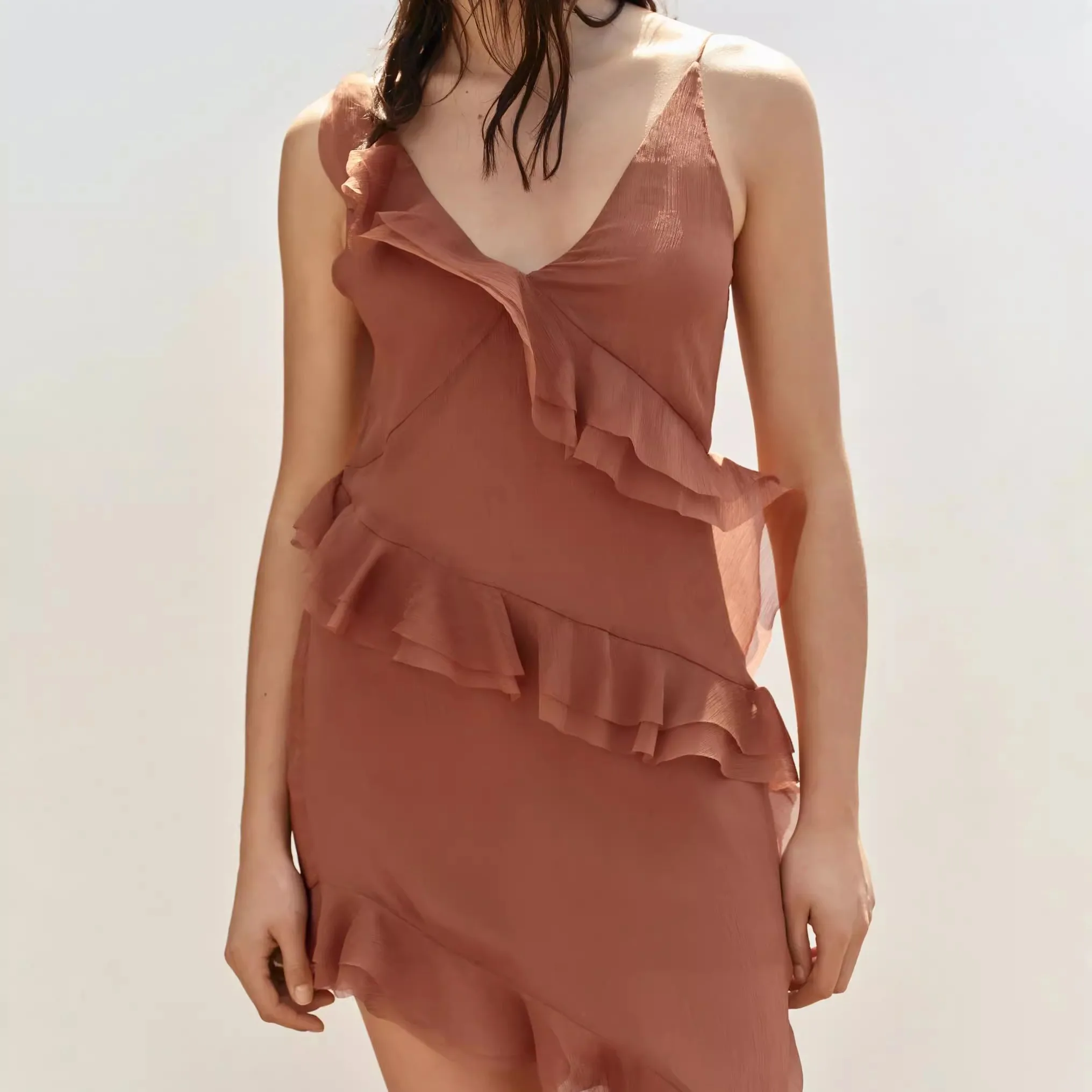 Vestido curto de verão, recém-chegado, assimétrico, em camadas, com alças decorativas, e, com cintura marcada, sem man...