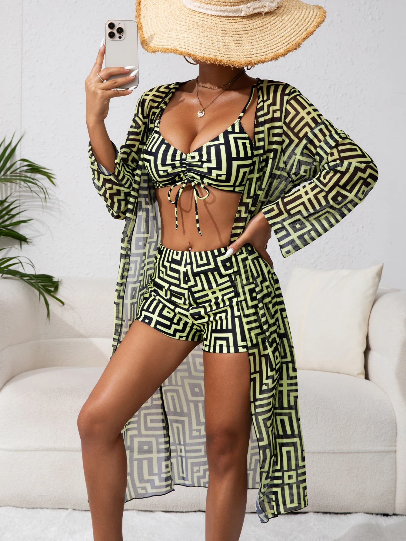 

Комплект из трех предметов: купальник с встроенным бюстгальтером и шортами + длинное пляжное платье для отдыха на горячих источниках.