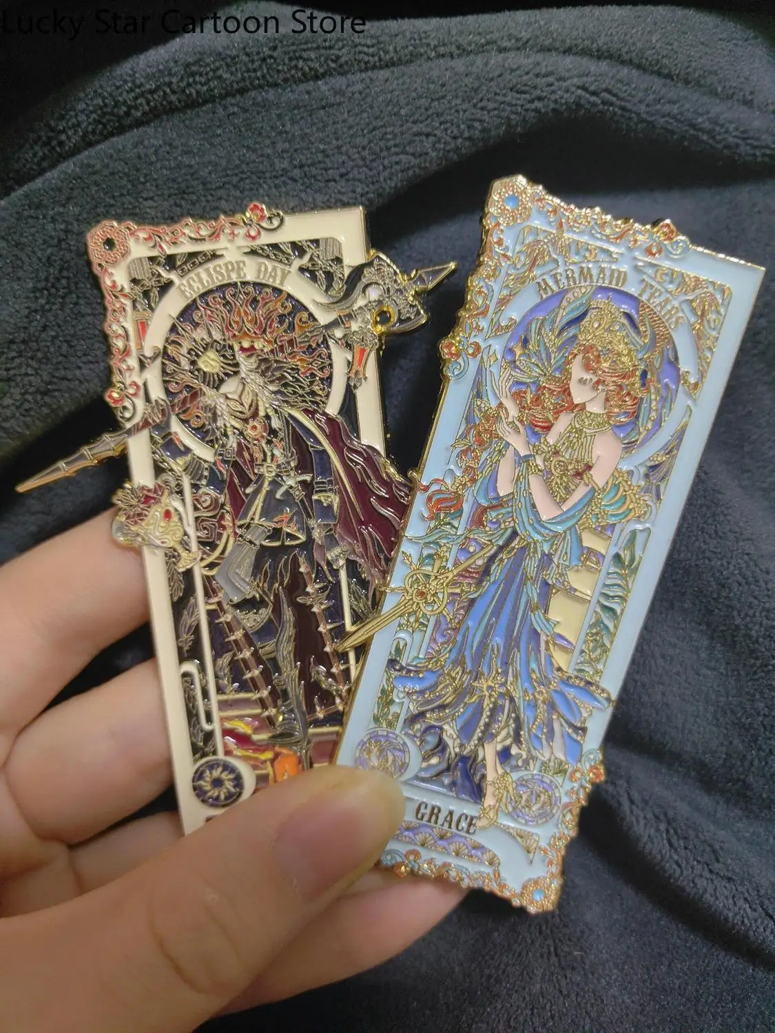 لعبة الهوية الخامس غريس Ithaqua Mydei Anaxa بطاقة معدنية المرجعية شارة دبابيس جمع أنيمي تذكارية هدية عيد ميلاد تأثيري