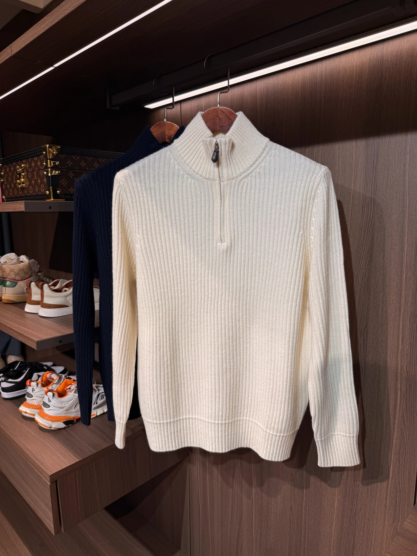 

Легкий шерстяной свитер с воротником-стойкой для мужчин, из чистой шерсти, свободного кроя, комфортный, теплый, модный, незаменимый для повседневной носки.