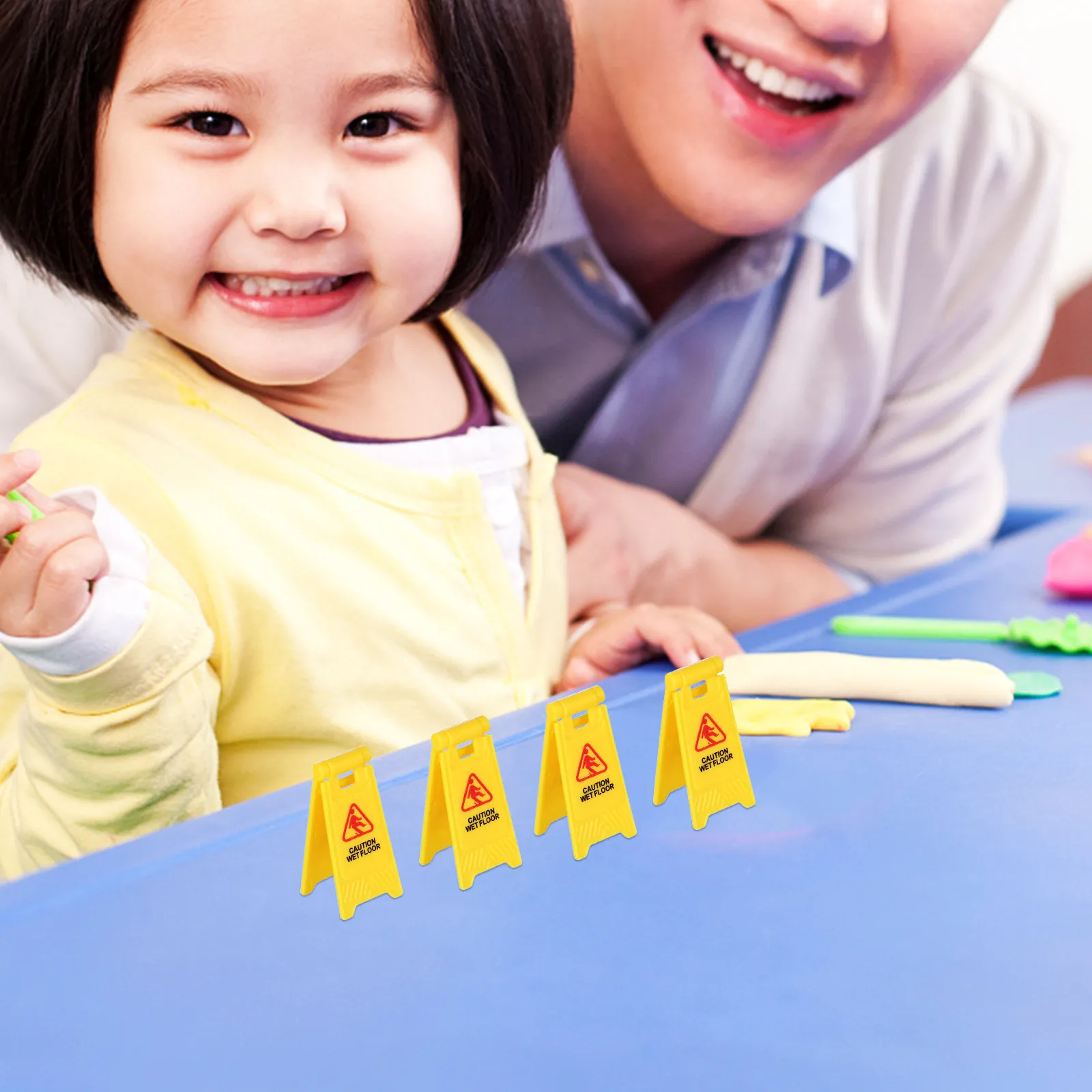 

Набор из 15 миниатюрных дорожных знаков и блокировок: реалистичная имитация для детских развивающих игр, обучения вождению и сценам парковки