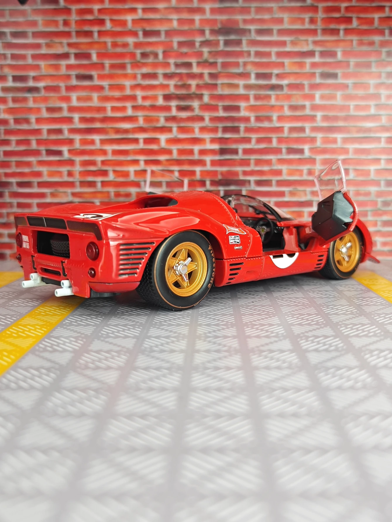 Bburago 1:24 Simulationsmodell Ferrari 330 P4 Daytona 1967 Legierungsautomodell Ornament Statisches Desktop-Geschenk Sammlerstück