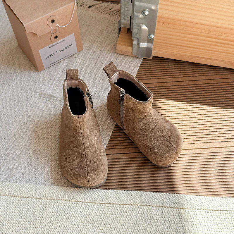 أحذية الفتيات في الهواء الطلق للأطفال الصغار للخريف والشتاء بلون سادة كلاسيكي عالي الجودة من القطيفة بنعل ناعم مريح مانع للانزلاق.