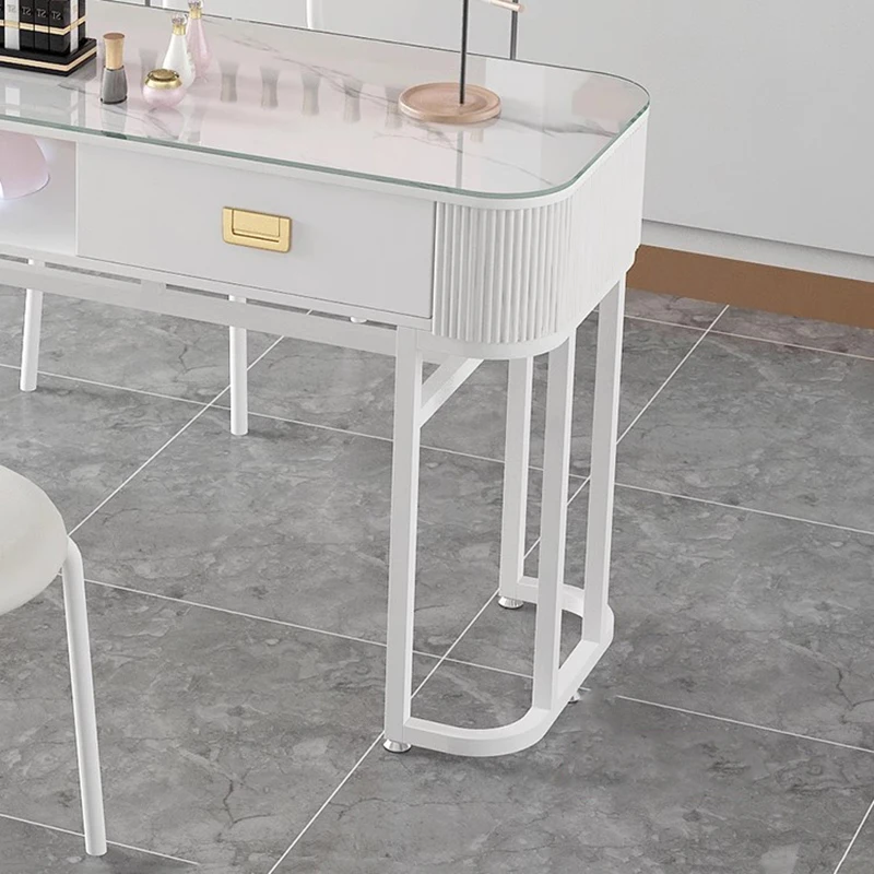 ヨーロッパの高級ネイルテーブル、絶妙な魅力、エレガントなイタリアンネイルデスク、ユニークなデザイン、マニキュアリスト用テーブル、サロン家具
