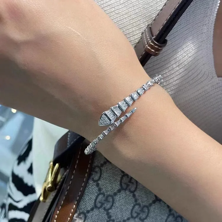 S925 Sterling Silber Armband mit Diamanten, Schlangenknochen-Design, Luxuriöses Nischenarmband mit Schlangenkopf-Verschluss für Damen – Detail 5