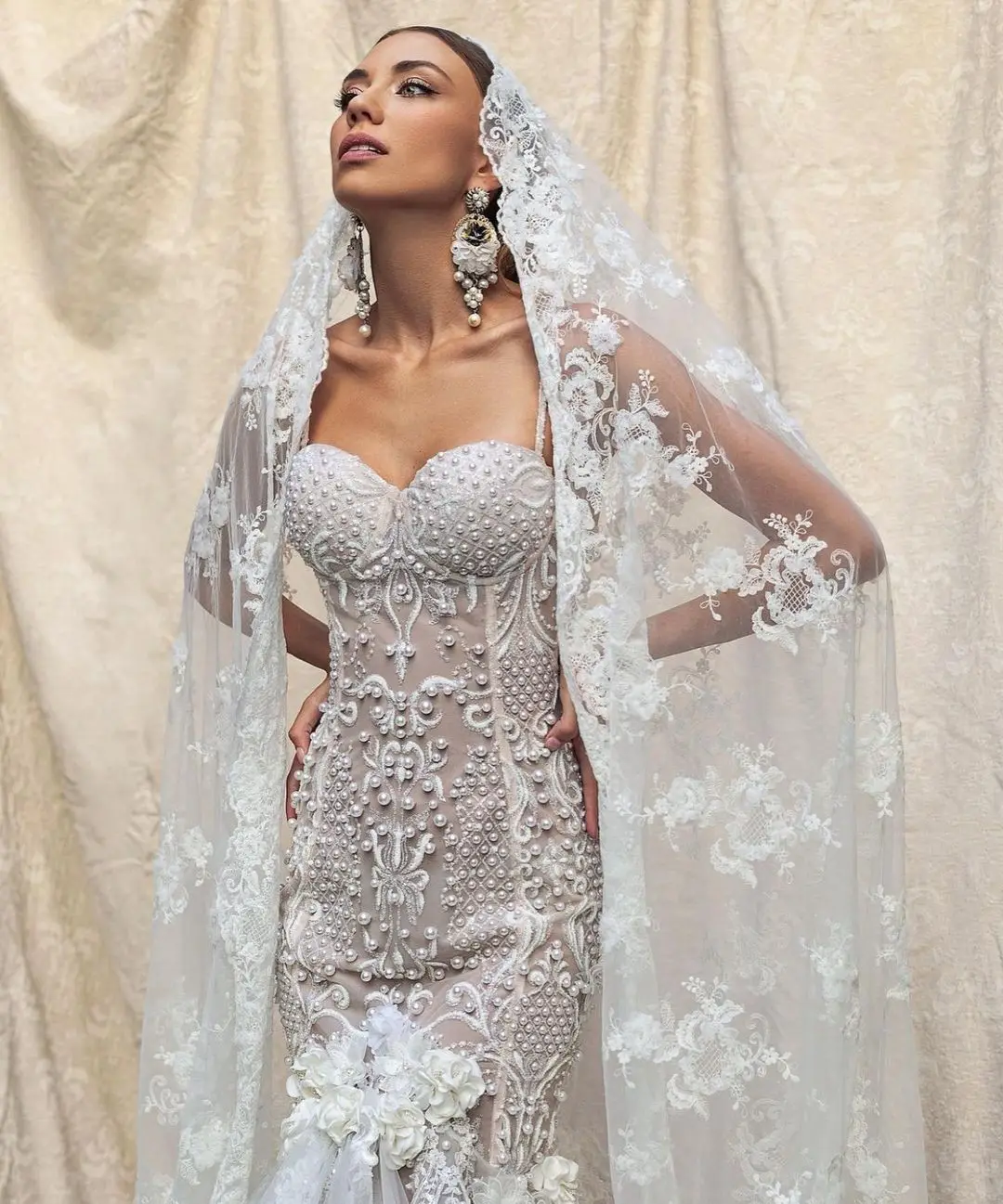 ชุดแต่งงานนางเงือกที่มีเสน่ห์ ประดับด้วยคริสตัลลูกปัดเต็มตัว แต่งด้วยลูกไม้ แขนยาว เปิดหลัง ทรงหางปลาแบบยาว ชุดเจ้าสาวสำหรับงานพิธีอย่างเป็นทางการ