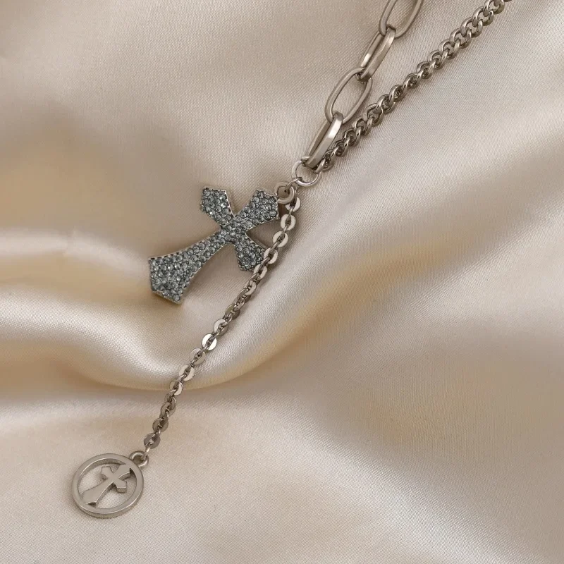 Um novo suéter elegante com um longo colar cruzado de outono e inverno para mulheres