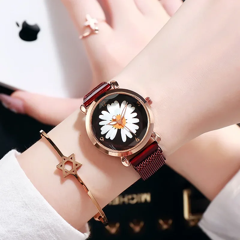 Luxury Fashion Watches Small Daisies Women Magnet Buckle Simplicity Watch Ladies Stainless Steel Quartz Watch Relogio Feminino