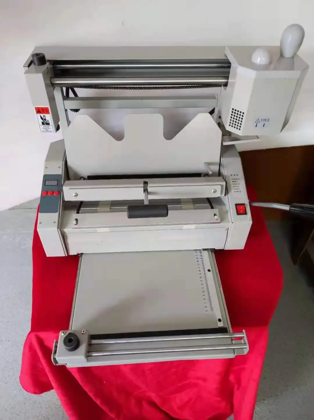 Apparatuur A4+ Desktop Lijmbindmachine met inkeping C30 met lage prijs