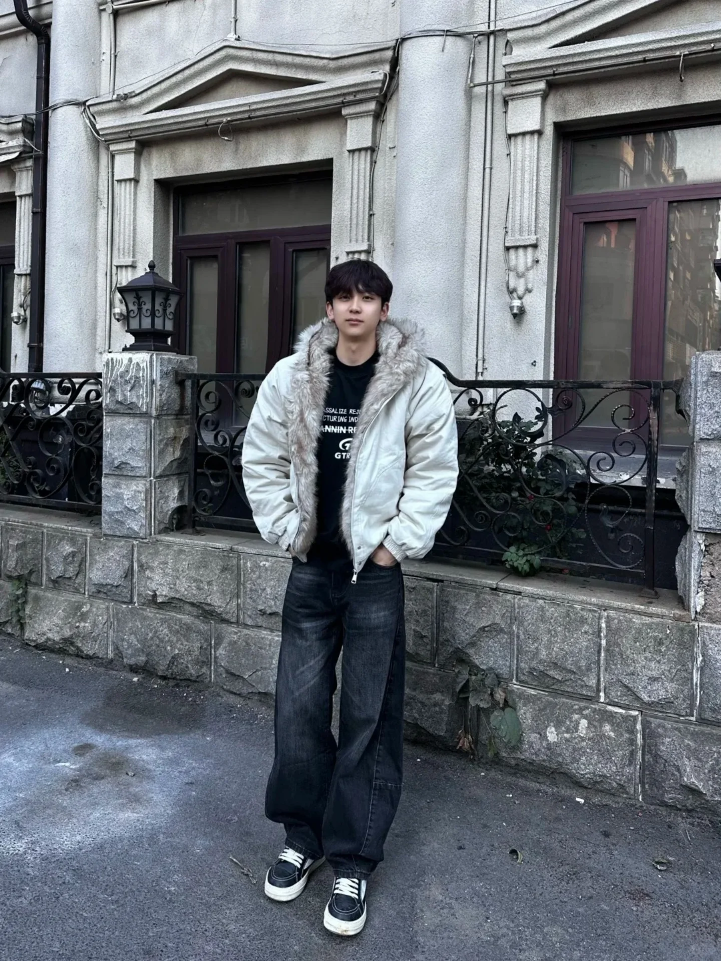 

Тепло и стиль: Зимняя хлопковая куртка для мужчин, свободного кроя, с капюшоном, в стиле рабочей одежды, молодежный модный дизайн, термокуртка для уличной моды.