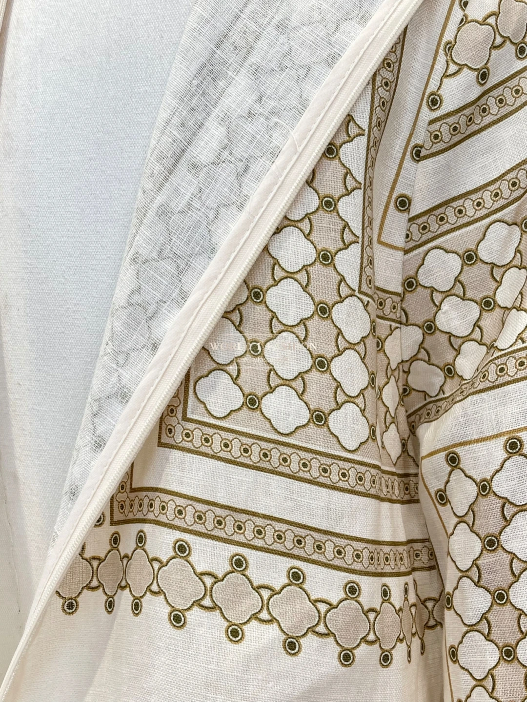 فستان متوسط الطول بأكمام طويلة وطباعة هندسية باللون البيج الكريمي 2025 وصول جديد