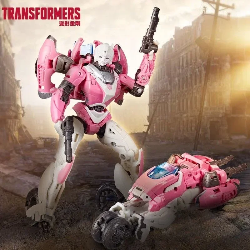 Original TAKARA TOMY Hasbro Transformers Studio Series SS85 Arcee Transformers รูปของเล่นรวบรวมเครื่องประดับรูปของเล่น