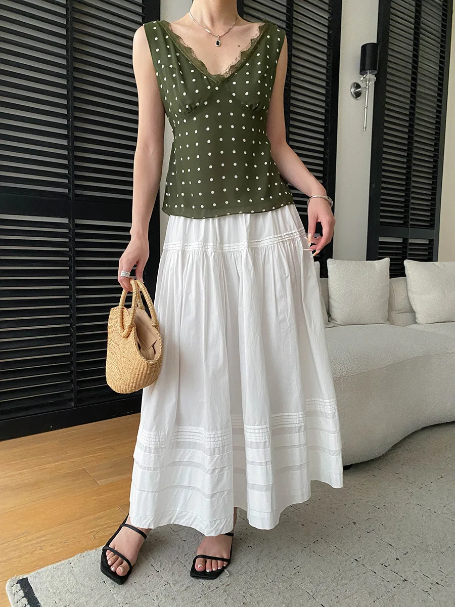 Sommerliche Damen-Weste im lässigen französischen Retro-Stil mit gepunkteter Spitze, Patchwork und V-Ausschnitt, schlank machend und ärmellos. – Detail 5