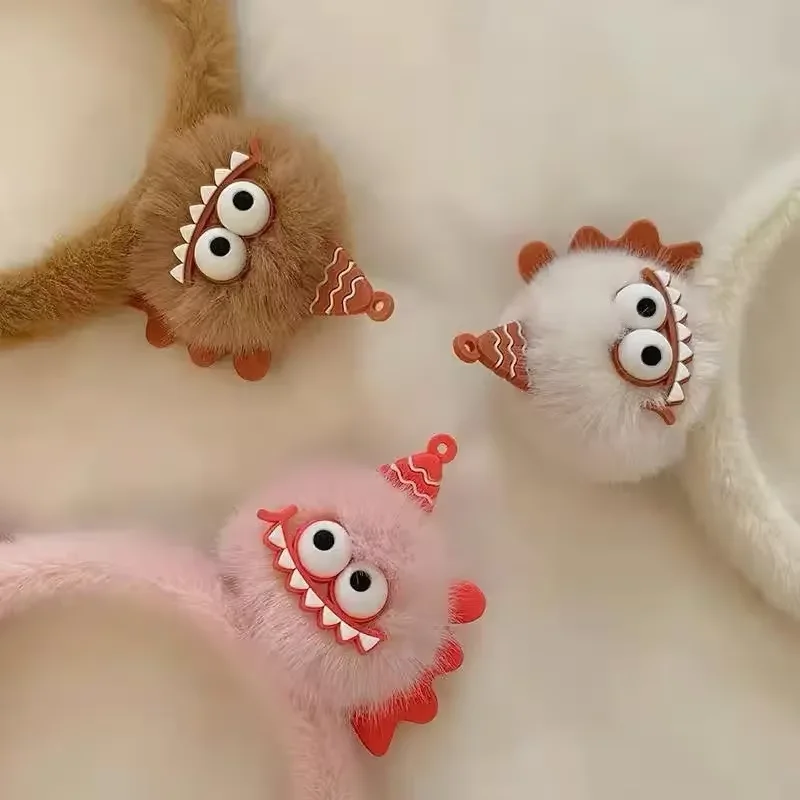 1/3 Cartoon-Plüsch-Haarband mit lustigem kleinem Monster-Motiv, zum Waschen des Gesichts und für Make-up, zum Einkaufen, für Fotoshootings und Auftritte. – Detail 1