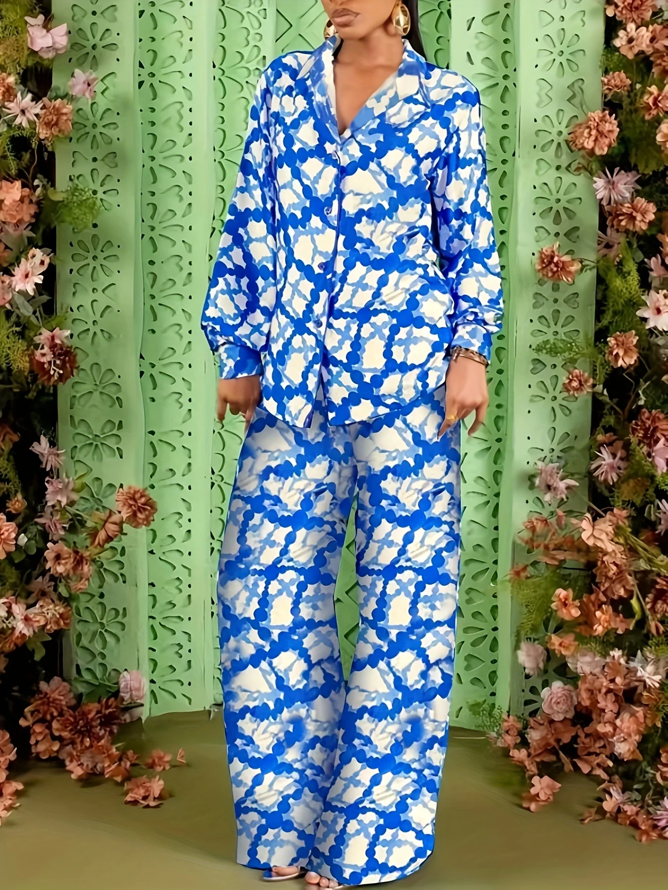 

The blue - and - white color scheme is fresh and elegant, and the pattern is full of geometric beauty. The style is simple yet d