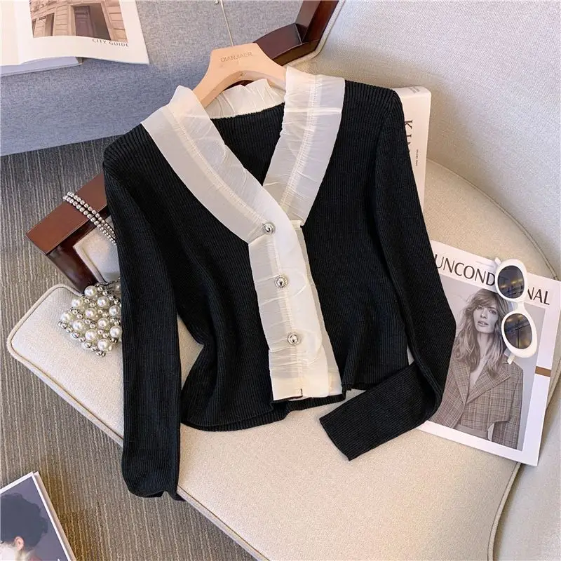 Cárdigan ajustado de manga larga con cuello en V, Top corto empalmado de encaje de estilo francés, Otoño e Invierno 2025