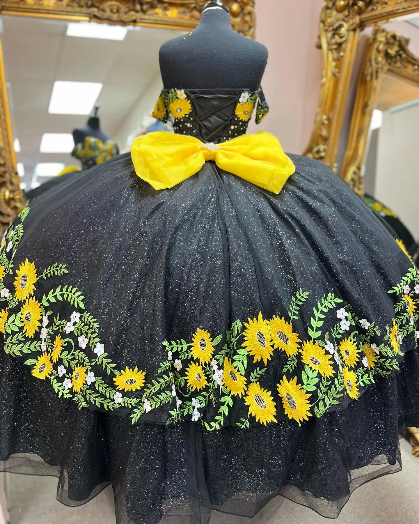 Tournesol Floral Robe de Quinceanera 2023 Dentelle Paillettes robe de Bal Charro Mexicain 16 ans Fille Robe robe de 15 ans et Coing Noir