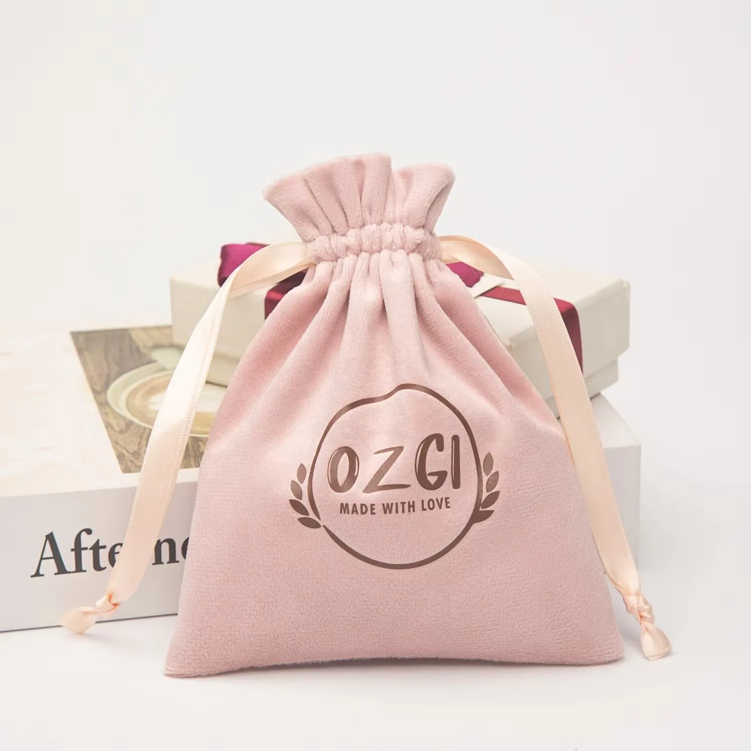 

Luxury Velvet Jewelry Storage Pouch Soft Fabric Drawstring Bag for Earrings Rings Custom Logo Jewelry Packaging